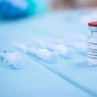 Paralizan la administración de las vacunas de AstraZeneca.