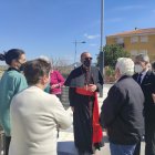 El cardenal Omella, con vecinos de Olula del Río.