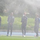 José Gomes y el cuerpo técnico esperando a los futbolistas en el Anexo.