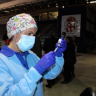 Personal sanitario durante la vacunación masiva en el Palacio de los Juegos Mediterráneos de la capital.