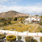 El hotel La Mata y al fondo el cerro del Moro Manco.