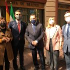 En el centro, alcalde, ministro y consejera, esta mañana, en la vieja estación de tren de Almería.