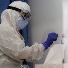 Un sanitario toma muestras a una persona en un cribado poblacional.