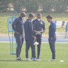 José Gomes hablando con sus ayudantes en el Anexo este jueves.