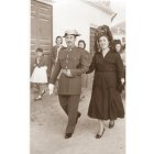 Antonio Echeverría, con el traje de guardia civil el día de su boda, del brazo de su hermana Rosa por las calles de Somontín.
