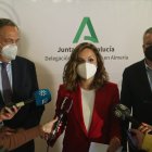 Maribel Sánchez, en el centro, tras la reunión de hoy en la Junta.