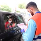 Una almeriense se somete a un test de antígenos en la Bola Azul.