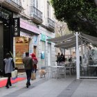 Hostelería y comercio en el Paseo de Almería.