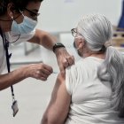 Una mujer es vacunada con AstraZeneca en el hospital Isabel Zendal de Madrid.