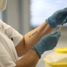 Una sanitaria sostiene una dosis de la vacuna de Pfizer contra el coronavirus.