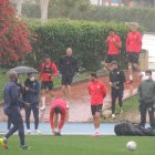 Los jugadores llegando al campo Anexo bajo la lluvia.