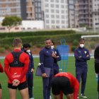 José Gomes hablando con los futbolistas en el Anexo.