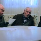 Imagen del documental con tres despertadores reunidos.