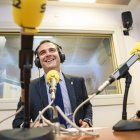Ramón Fernández-Pacheco sonríe en los estudios de la Cadena SER.