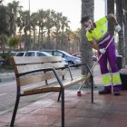 Un operario municipal en labores de limpieza.