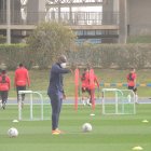 André Bikey dando instrucciones en el campo Anexo del Mediterráneo.