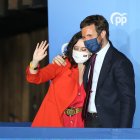 La presidenta de la Comunidad de Madrid y candidata a la reelección por el PP, Isabel Díaz Ayuso; y el líder del PP, Pablo Casado.