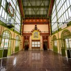 Hall de entrada en el edificio de la estación del ferrocarril histórica