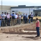 Autoridades y visitantes siguiendo las explicaciones de los responsables de la excavación.