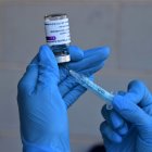 Preparación de una vacuna de AstraZeneca en el Palacio de los Juegos.