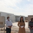 Los Socialistas compareciendo junto a aulas prefabricadas en Almerimar.