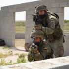 Miembros de la X Bandera toman una zona urbanizada durante el ejercicio en Chinchilla