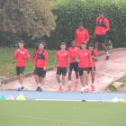 Los jugadores llegando al Anexo para iniciar el entrenamiento.
