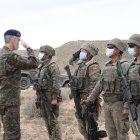 El Rey saluda a componentes de las VII Bandera en Viator (Foto: © Casa de S.M. el Rey)