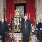 Monseñor Gómez Cantero en su visita el Viernes de Dolores pasado a la iglesia de Santiago.