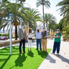 El alcalde, Ramón Fernández-Pacheco, en la nueva zona habilitada junto con unos vecinos de la zona