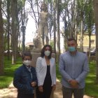 El alcalde con las representantes de la AECC.