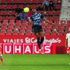 Umar Sadiq intenta llevarse la pelota en el partido de Montilivi.