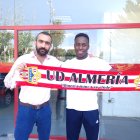 El día que Appiah firmó en el Almería. En la foto, con Mohamed El Assy.
