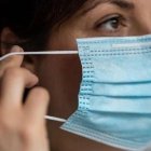 Una mujer con mascarilla.