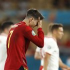 Álvaro Morata se lamenta frente a Polonia.