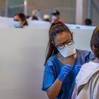 Una mujer es vacunada en el Estadio de la Cartuja de Sevilla.