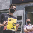 El ganador, con su cartel.