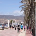 Los almerienses disfrutan del buen tiempo en la costa, a pesar del aumento de positivos.