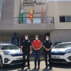 El concejal junto a los dos oficiales y los nuevos vehículos.