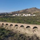 Acueducto de Las Cumbres el domingo; ayer ya no existía tras ser derribado
