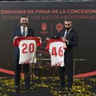 Ramón Fernández-Pacheco y Mohamed El Assy posan con camisetas con la fecha del final de la concesión