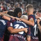 Los jugadores del Huesca se abrazan tras la victoria.