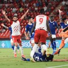 Martos levanta los brazos en el partido ante el Oviedo, donde fue titular.