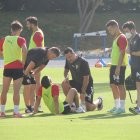 El doctor Maziel atendiendo a Robertone después de torcerse el tobillo.