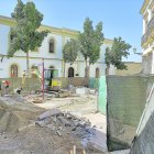 Los trabajos ya han hecho desaparecer la zona verde de la Plaza de la Administración Vieja