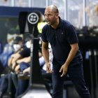 El entrenador del Málaga en la banda de La Rosaleda.