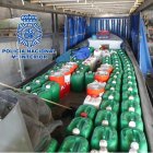 Una lancha cargada con garrafas de gasolina.