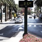 Imagen de archivo de un termómetro de la capital con altas temperaturas.