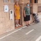 El carril queda a pocos centímetros de la entrada a la vivienda.