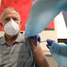Un mayor recibe la vacuna contra el coronavirus.